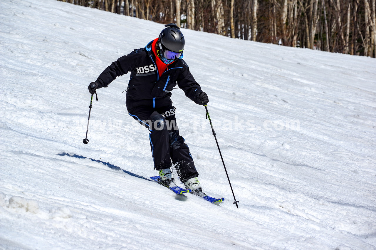 札幌国際スキー場 Mt.石井スポーツ ISHII SKI ACADEMY 校長・斉藤人之さんによる『斉藤塾』開講。本日のテーマは、「春雪！コブからスキーのたわみを楽しむ！！」(^^)v